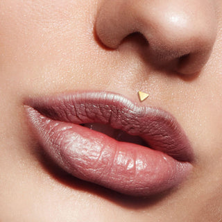 Oro 14kt Triángulo Plana Labret