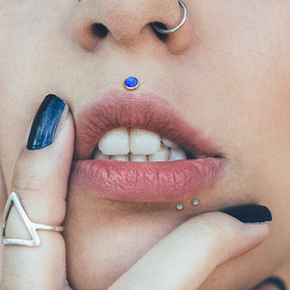 Ópalo Redondo Plata Push In Labret