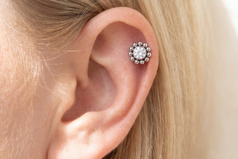 Piercing de Hélix con Flor