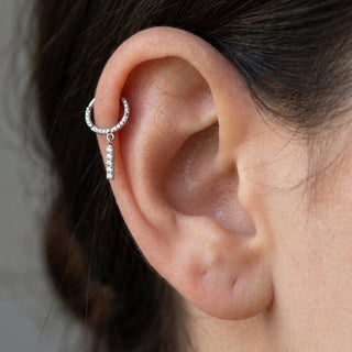 Titanium Ring Crystal Pave Dangling Bar Clicker – getragen