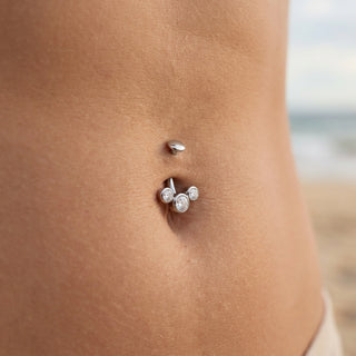 Titanium Belly Button Piercing Triple Crystal Cluster Push-In – getragen