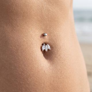 Titanium Belly Button Piercing Triple Marquise Gem Fan Push-In – getragen