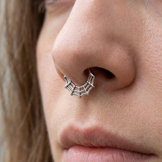 Titanium Ring Spider Web Clicker – getragen