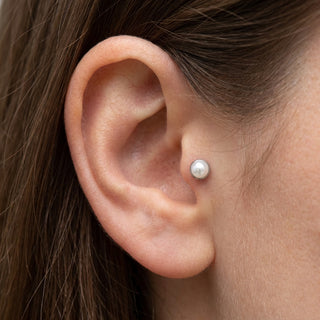 Titanium Top White Pearl Sphere Internally Threaded – getragen