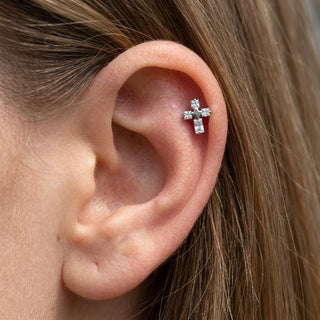 Titanium Top Clear Stone Cross Internally Threaded – getragen