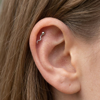 Titanium Top Curved Flowing Wave Internally Threaded – getragen