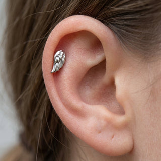 Titanium Top Feathered Angel Wing Internally Threaded – getragen