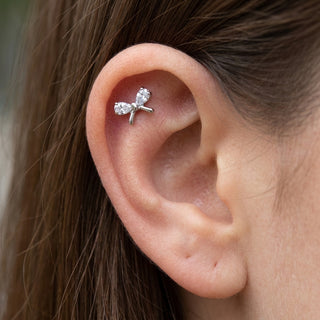 Titanium Labret Bow Zirconia Internally Threaded – getragen